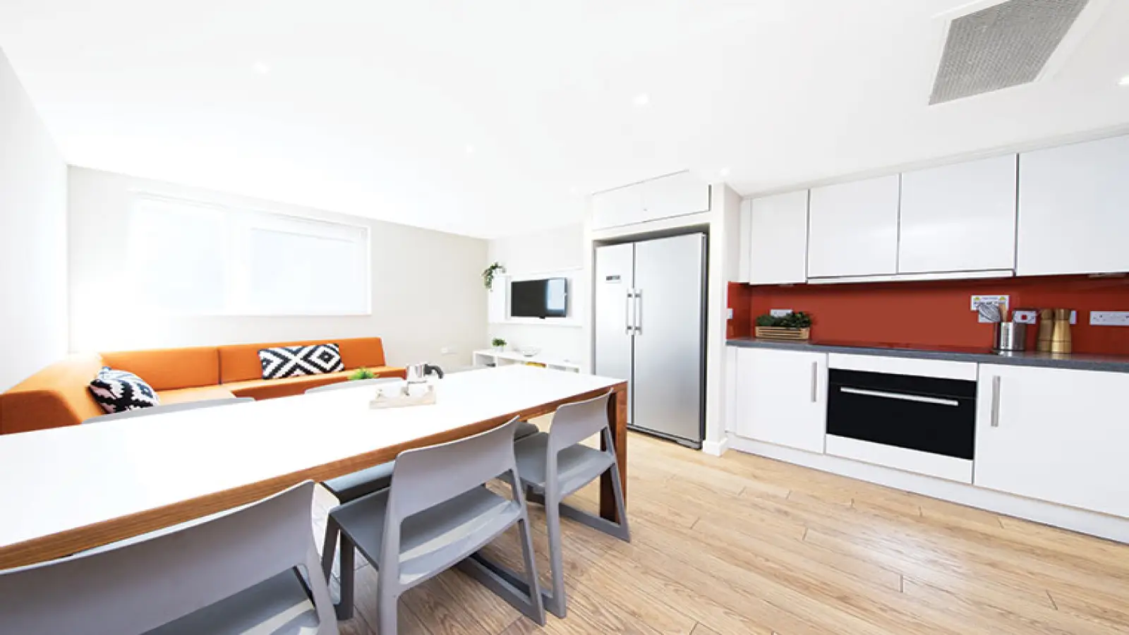 Flat Leman Street in Greater London