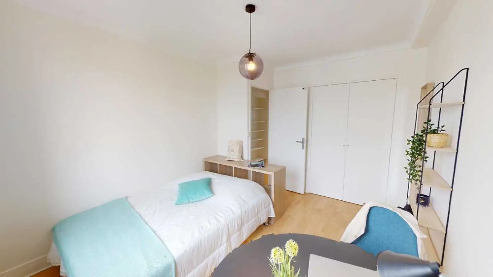 Room Rue de Saussure in Paris
