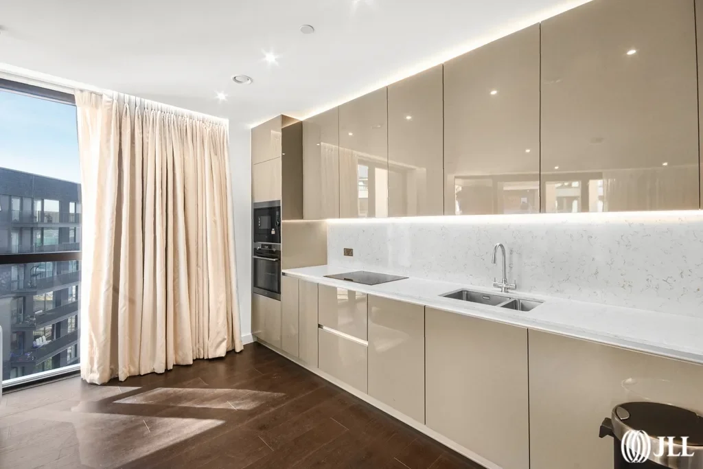 Flat Ponton Road in Greater London