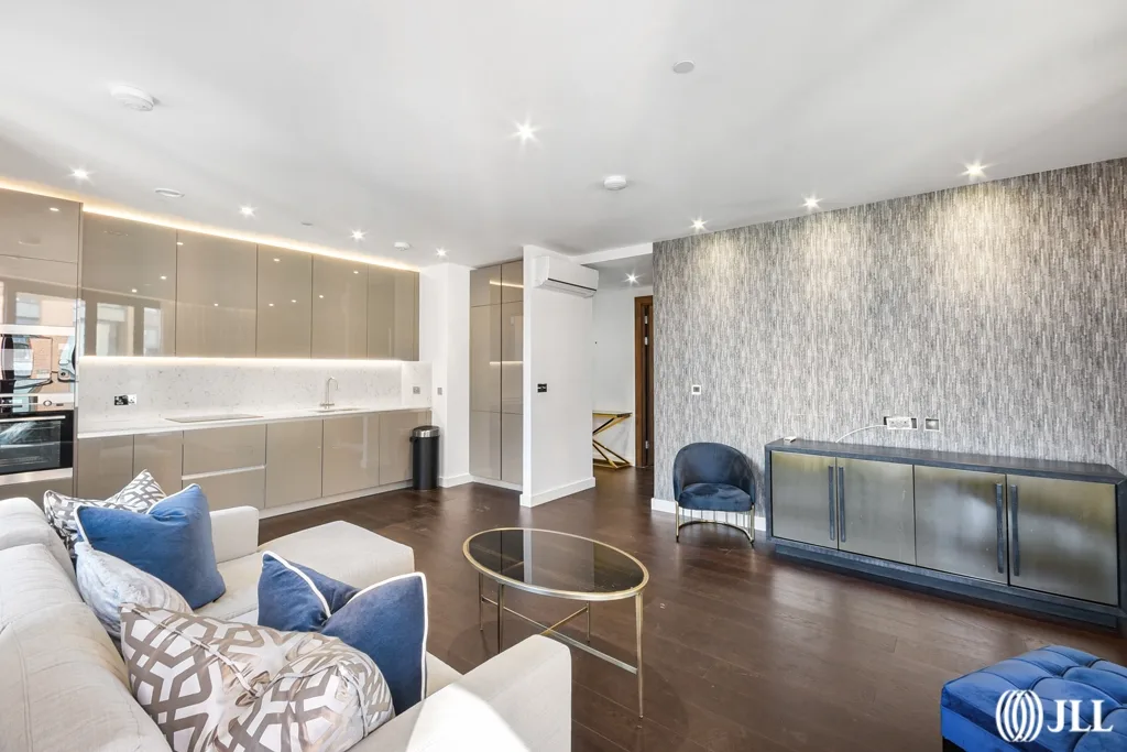 Flat Ponton Road in Greater London