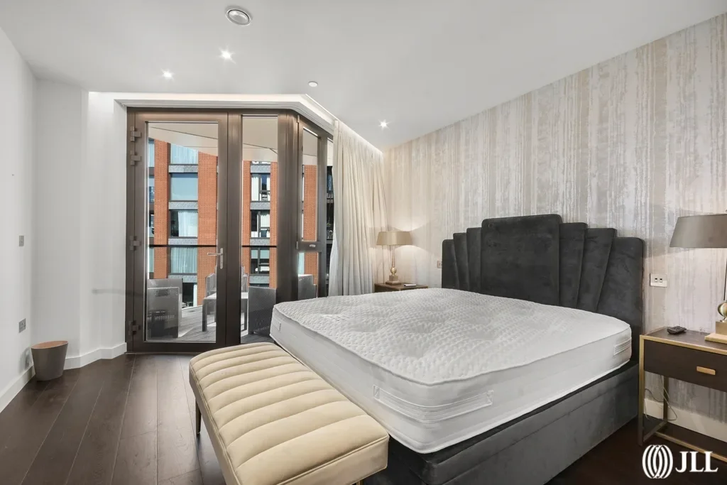 Flat Ponton Road in Greater London