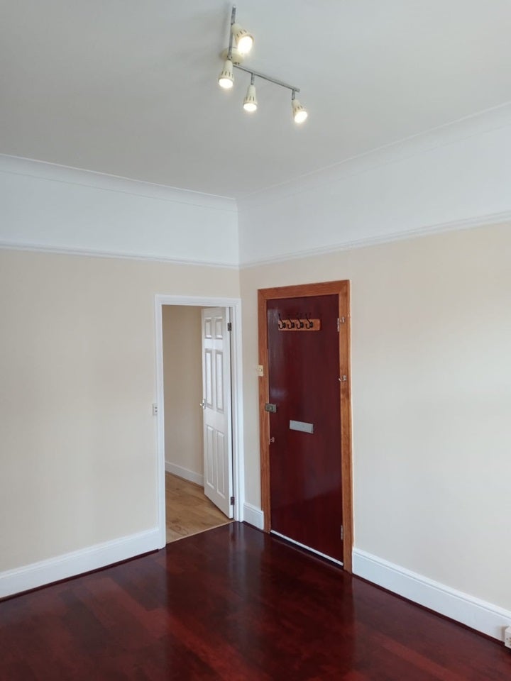 Flat Seneca Road in Greater London