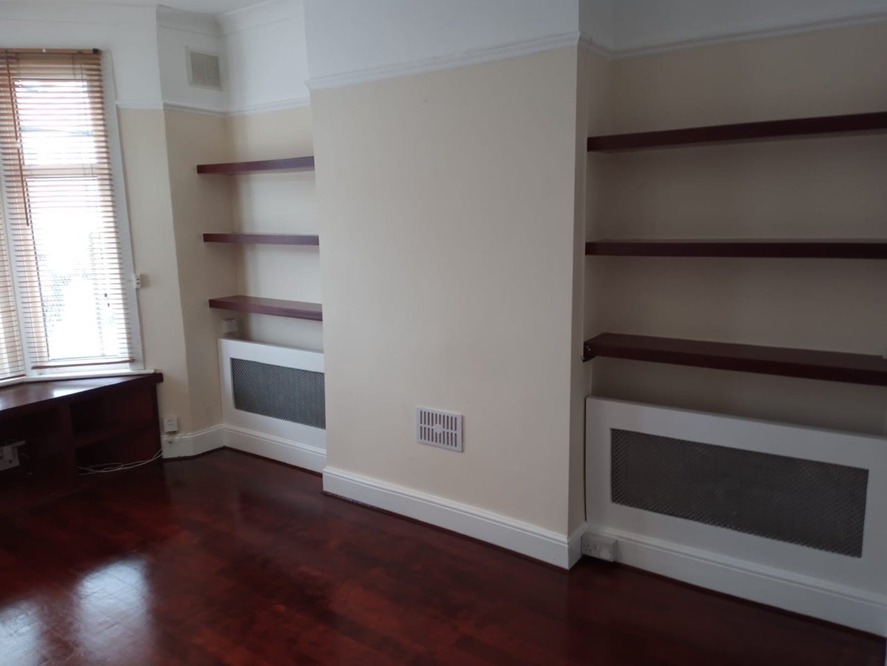 Flat Seneca Road in Greater London
