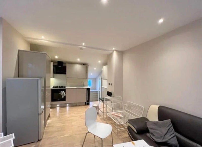 Room Coverton Road in Greater London