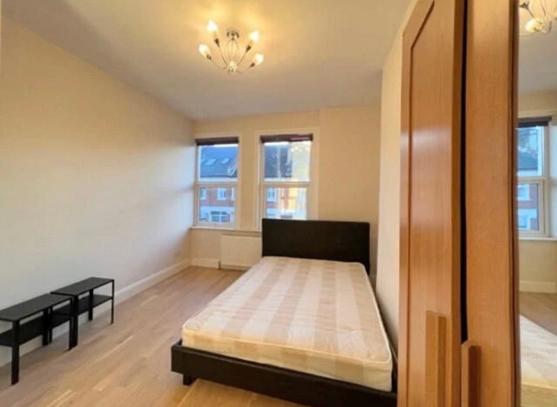 Room Coverton Road in Greater London