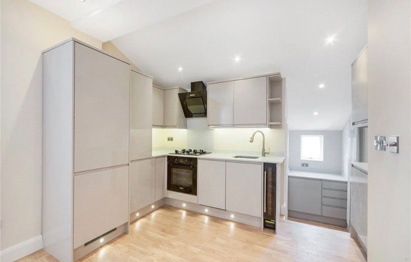 Room Coverton Road in Greater London