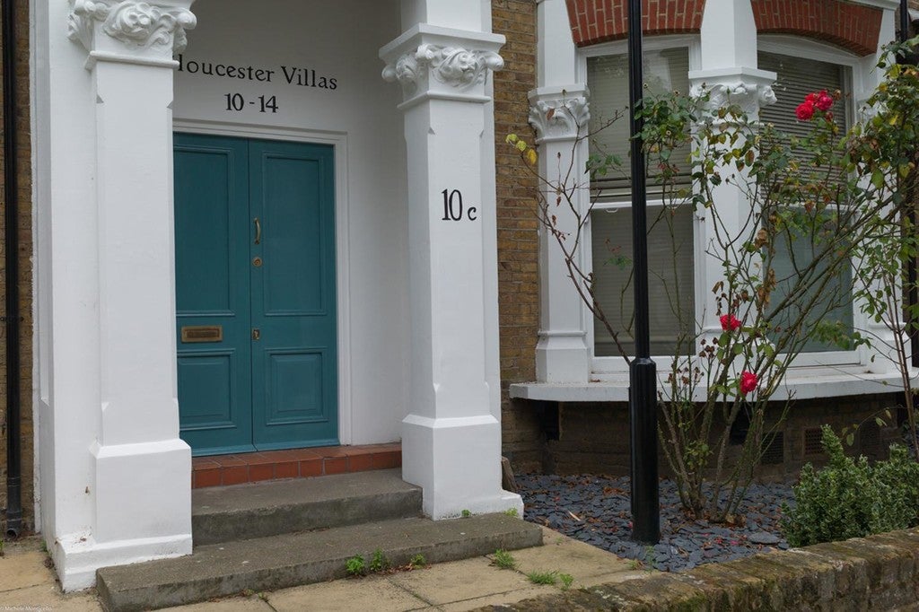 Flat Queen's Drive in Greater London