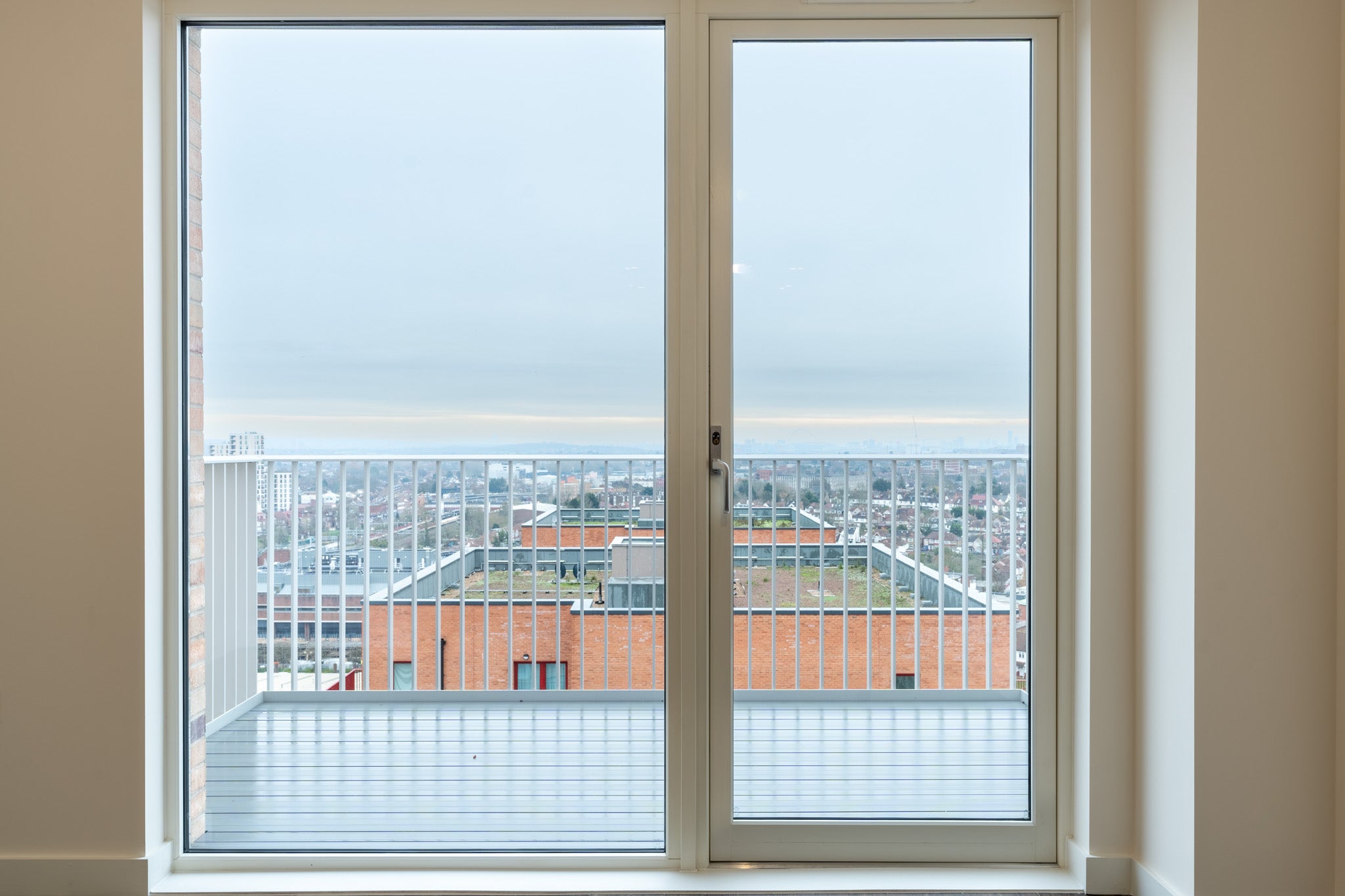 Flat Barratt Way in Greater London