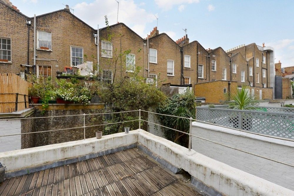 Flat Brunswick Gardens in Greater London