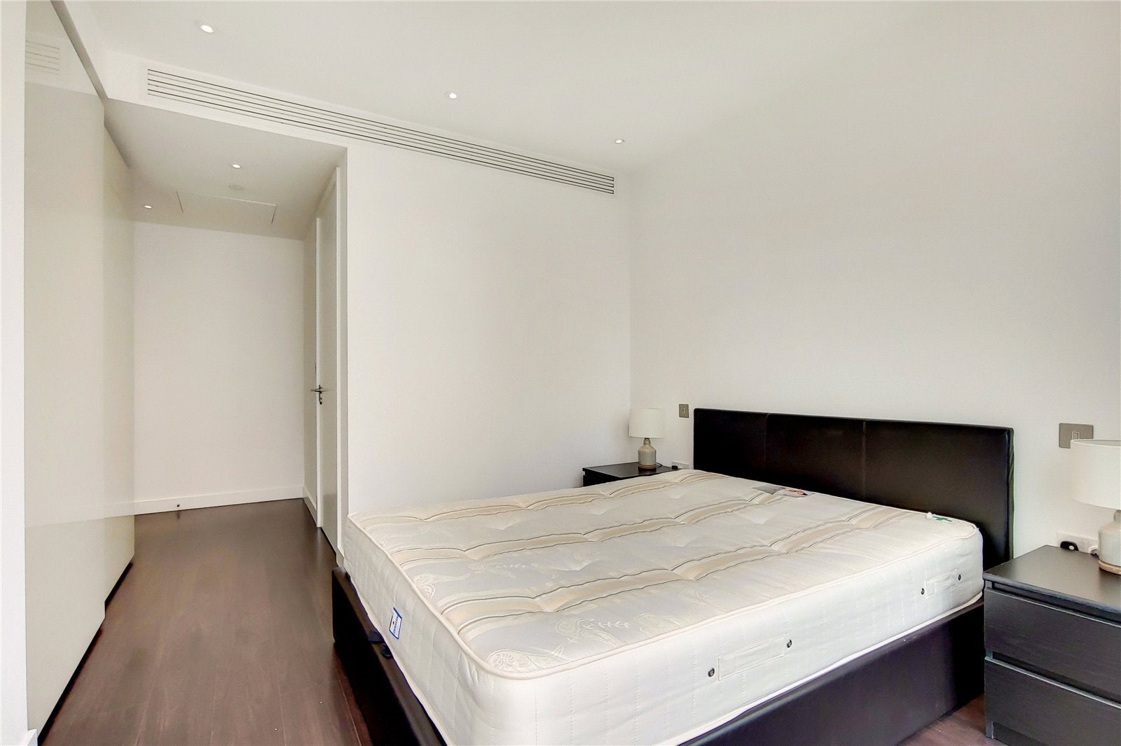 Flat Alie Street in Greater London