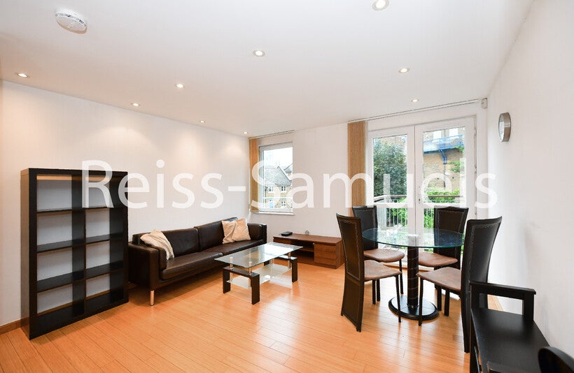 Flat Westferry Road in Greater London