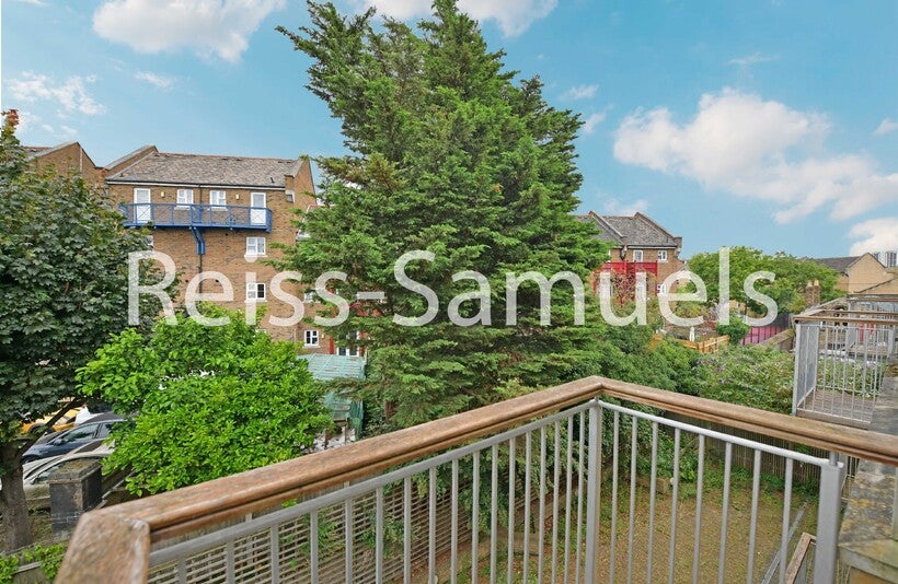 Flat Westferry Road in Greater London