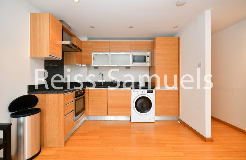 Flat Westferry Road in Greater London