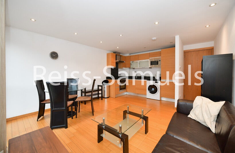 Flat Westferry Road in Greater London