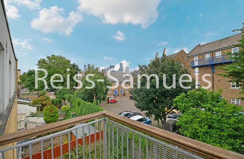 Flat Westferry Road in Greater London