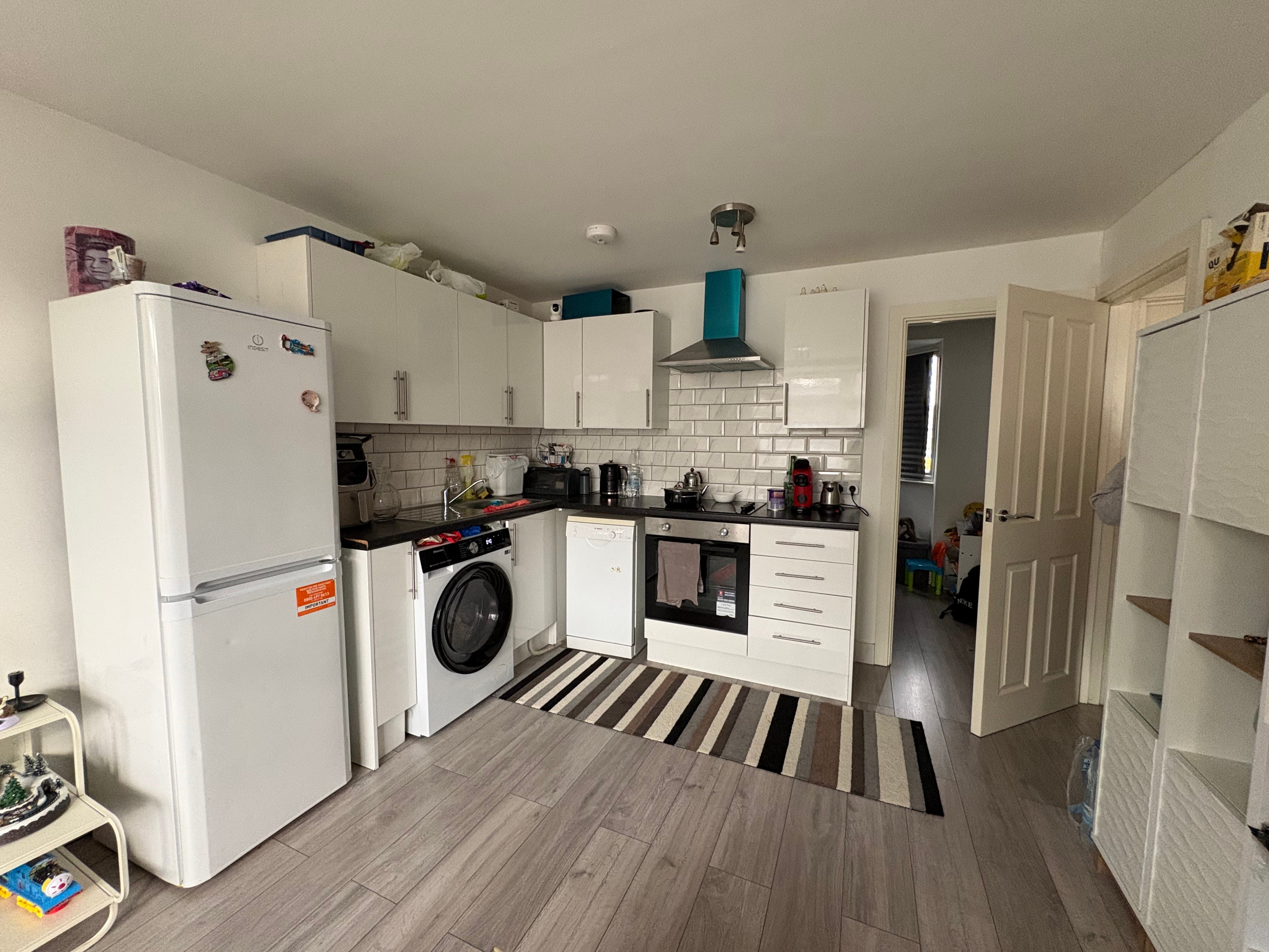 Flat Richmond Crescent in Greater London