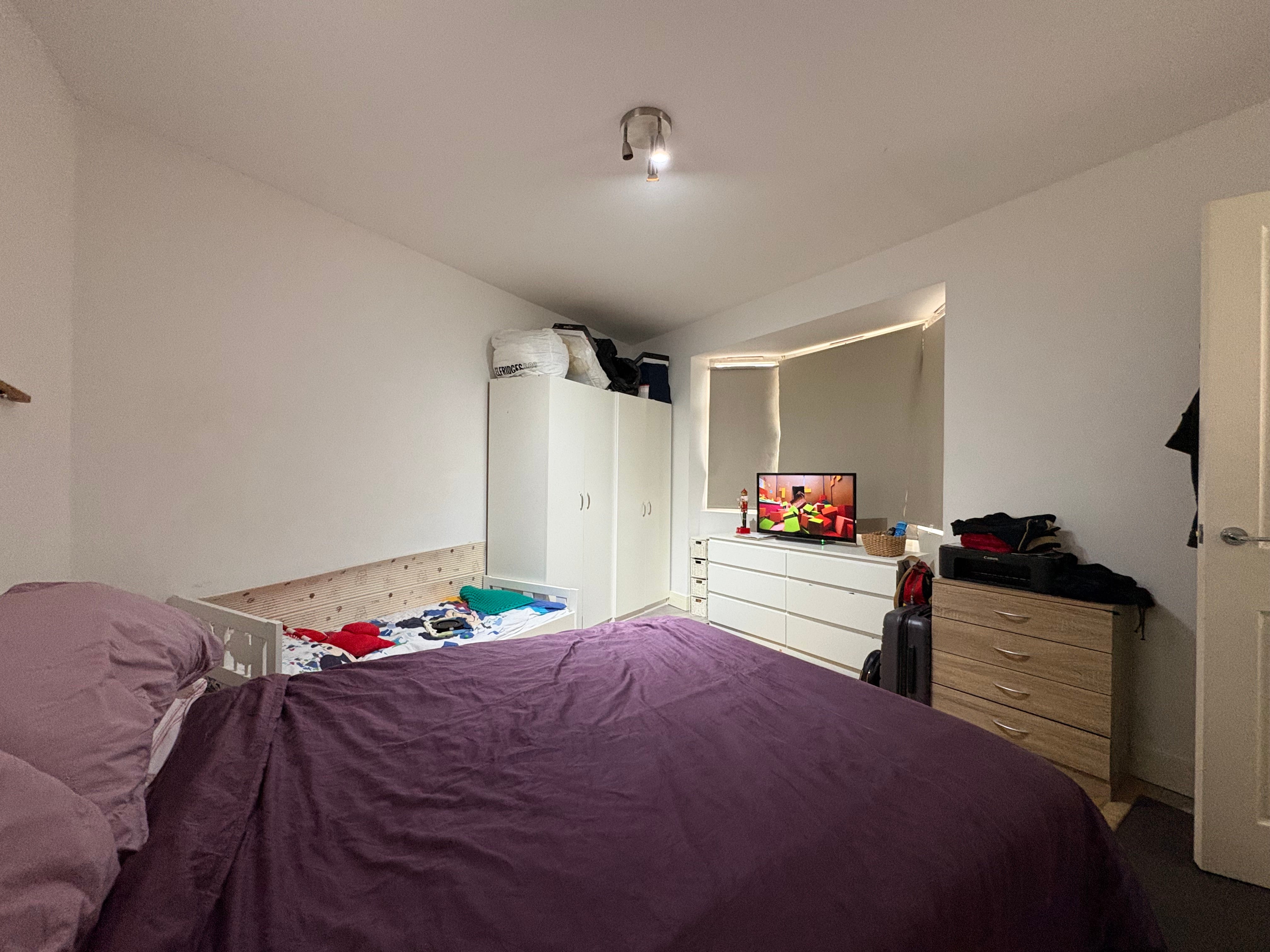 Flat Richmond Crescent in Greater London