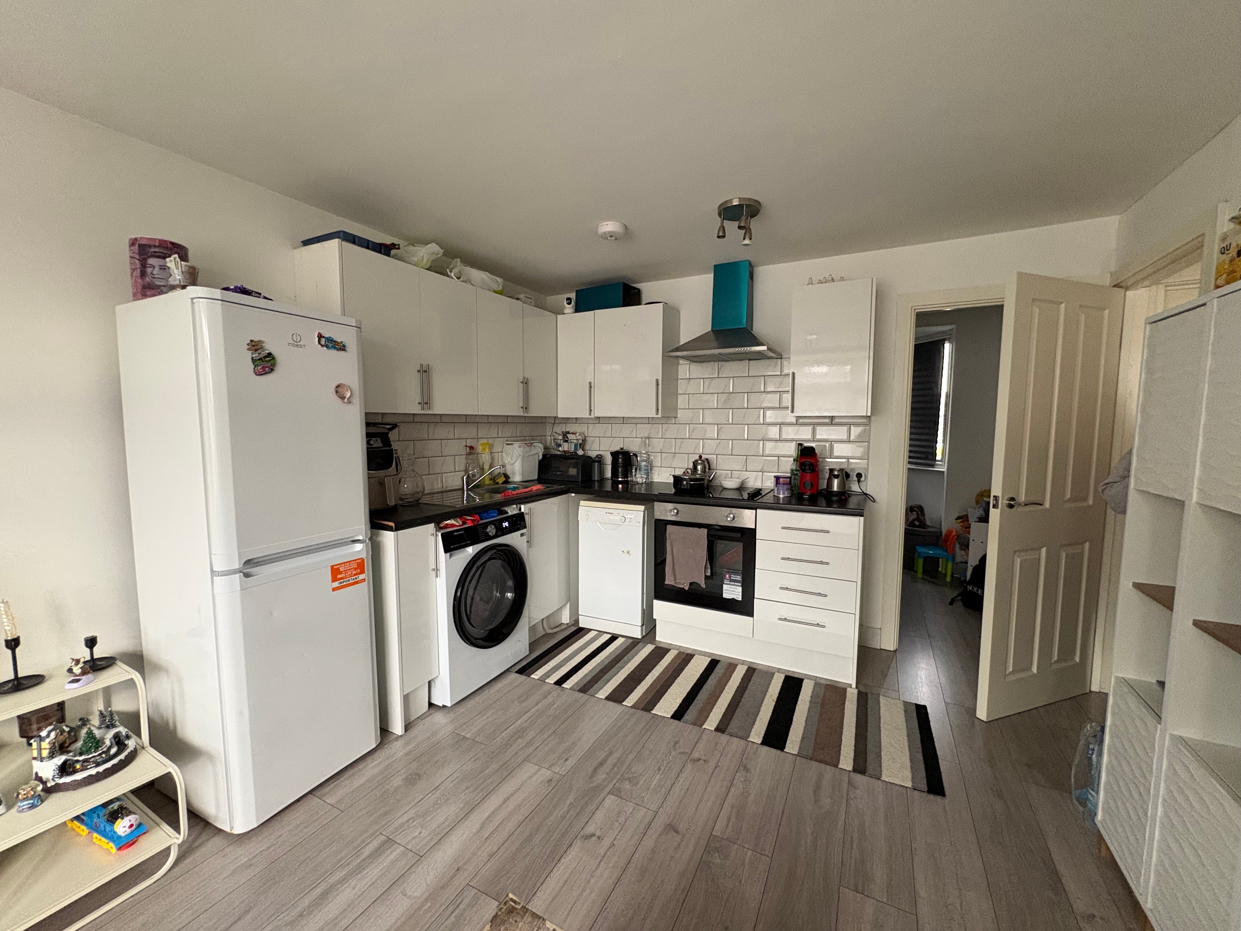 Flat Richmond Crescent in Greater London