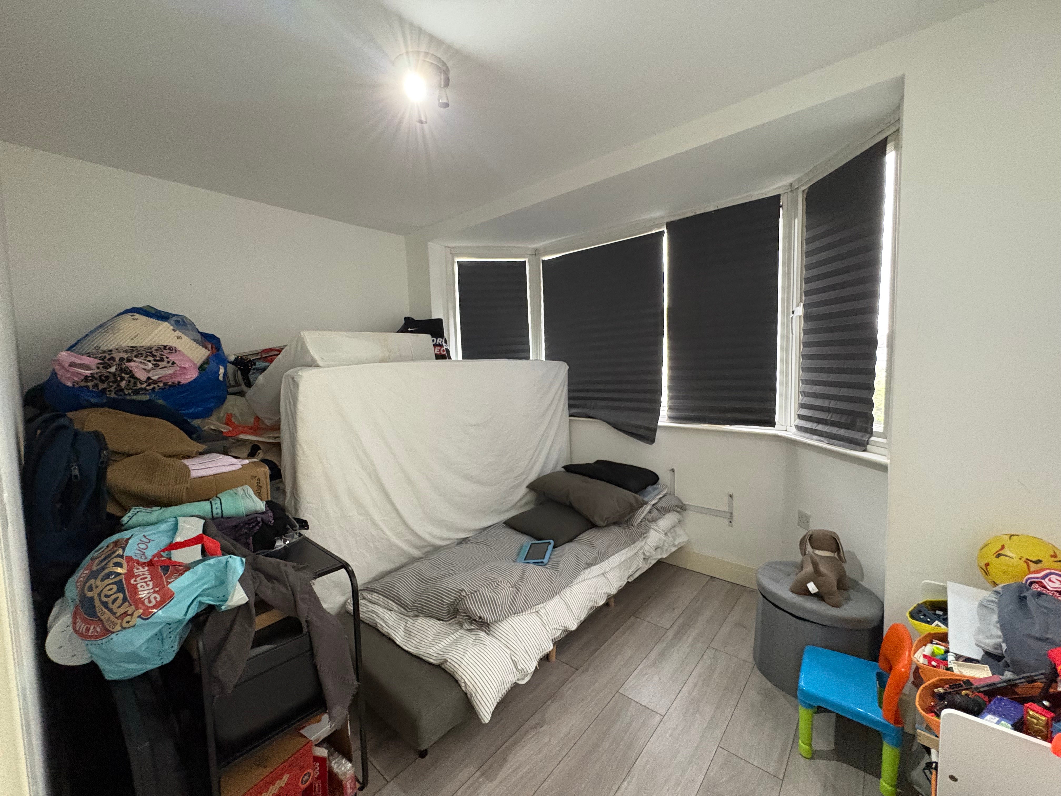 Flat Richmond Crescent in Greater London