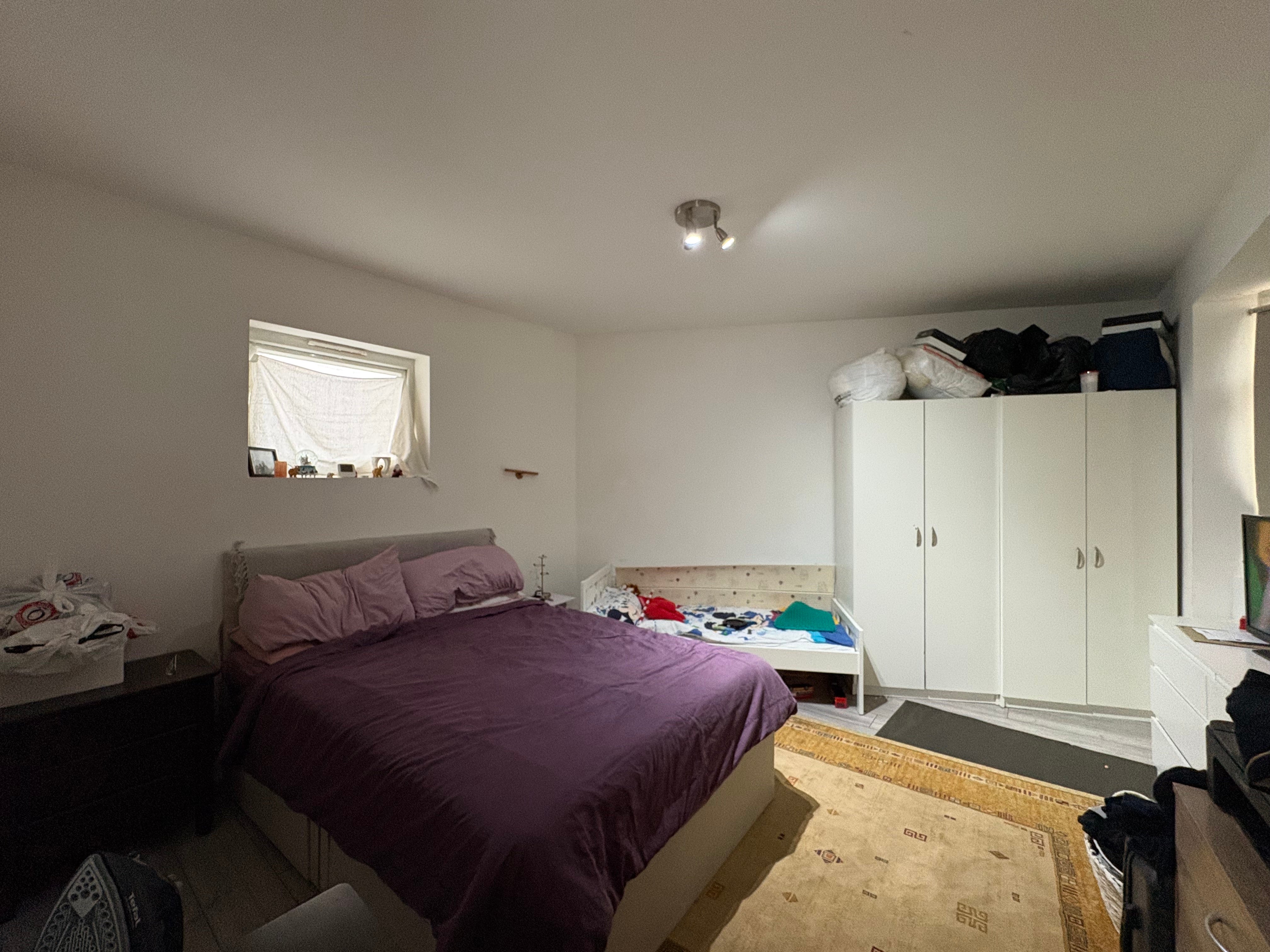 Flat Richmond Crescent in Greater London
