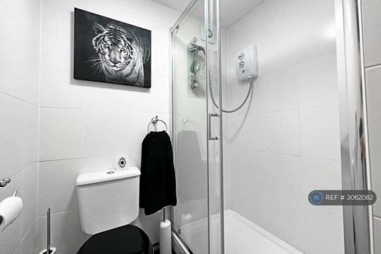 Room Newfield Close in Metropolitan Borough of Solihull