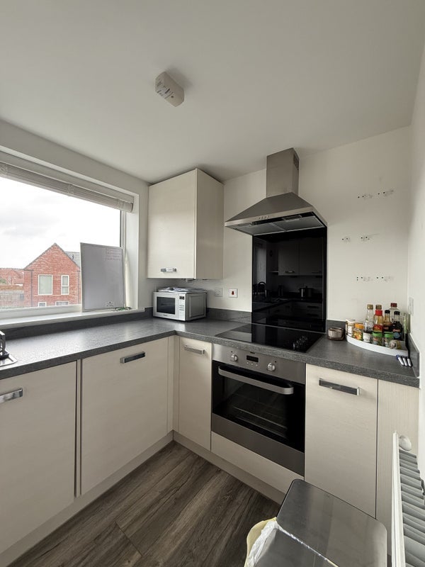 Flat Hengrove Way in Bristol