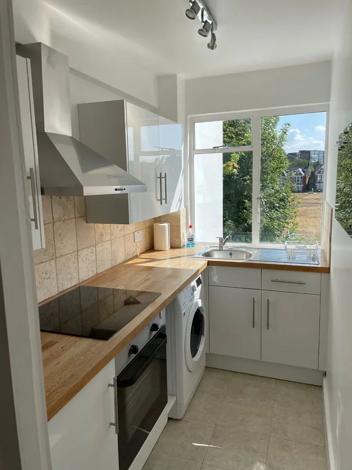 Flat Pullman Court in Greater London