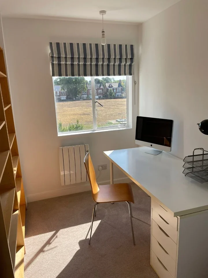 Flat Pullman Court in Greater London