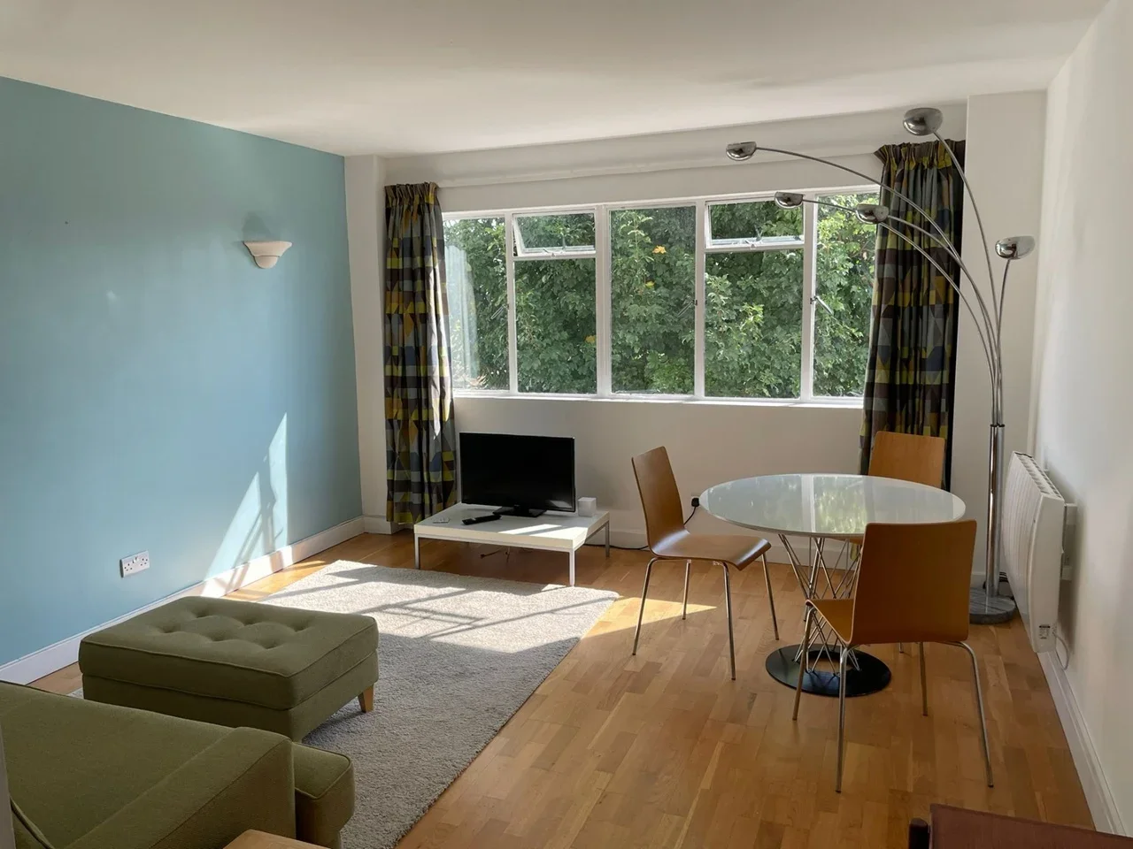 Flat Pullman Court in Greater London