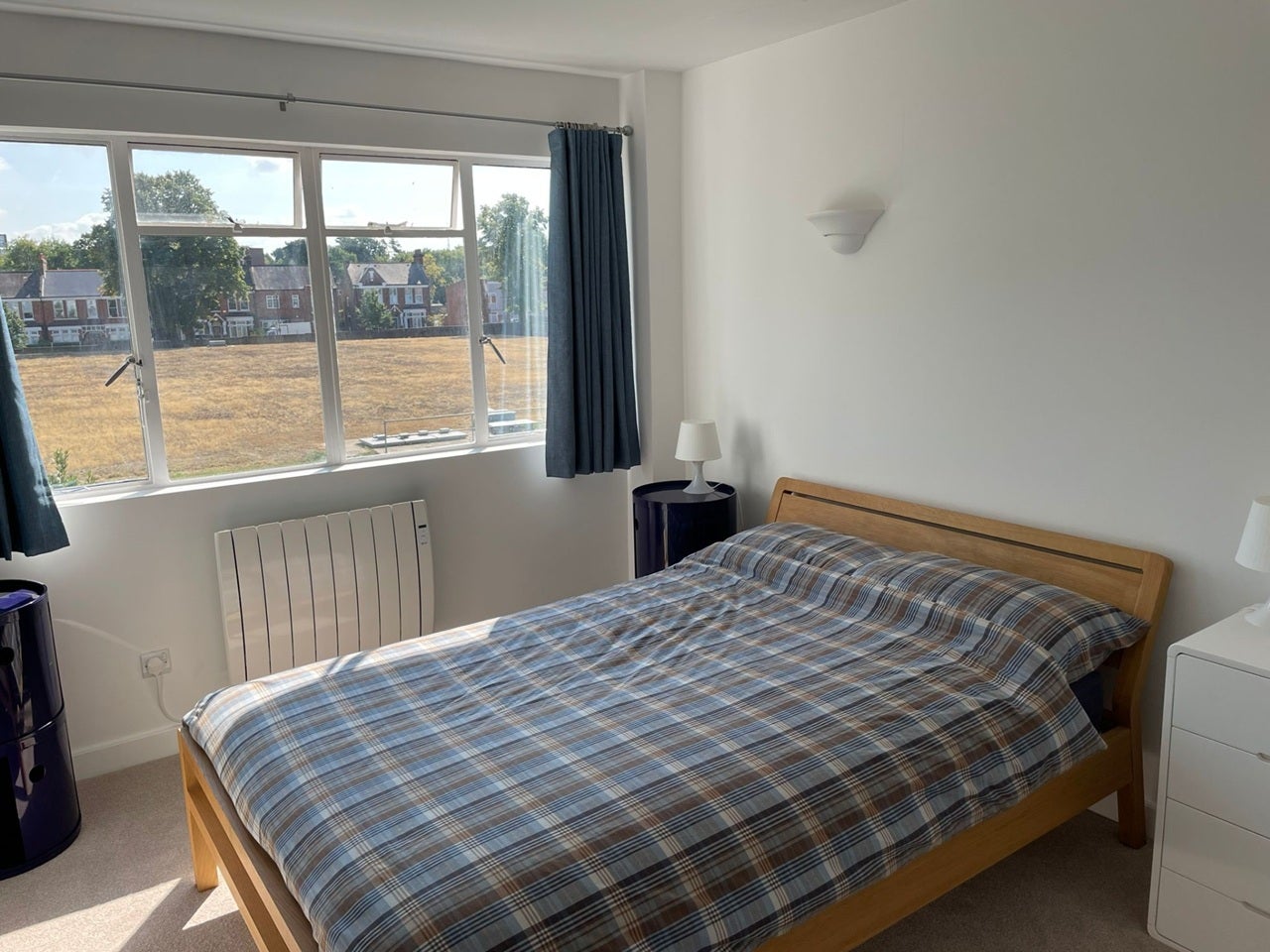 Flat Pullman Court in Greater London
