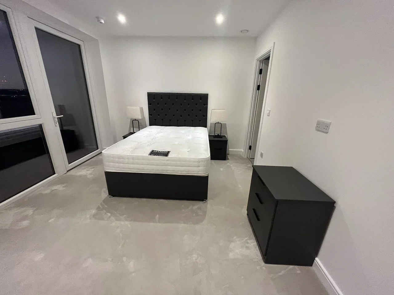 Flat Beresford Avenue in Greater London