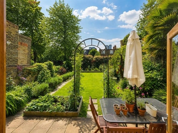 Flat Greencroft Gardens in Greater London