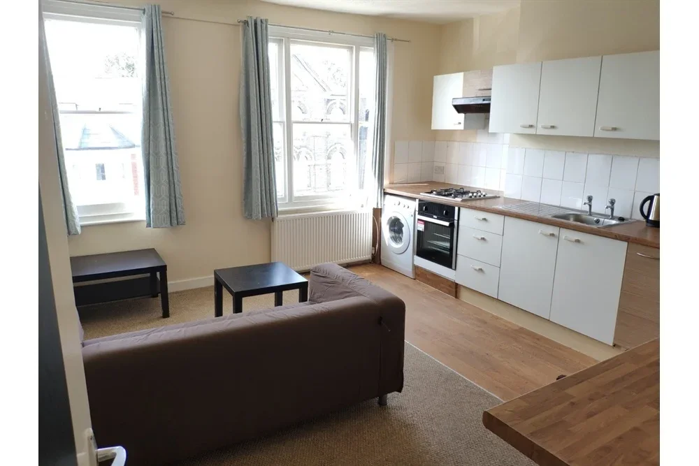 Flat Endlesham Road in Greater London
