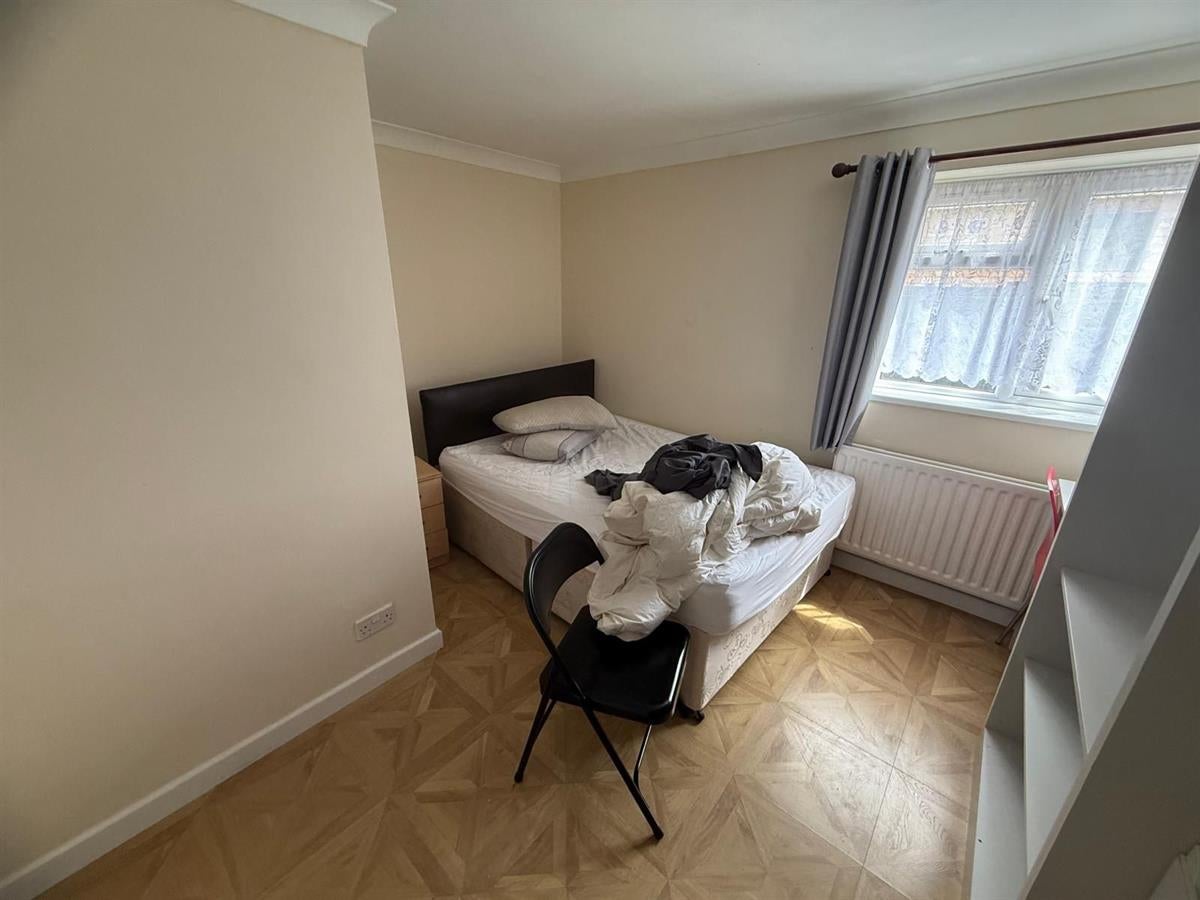 Room East Avenue in Greater London