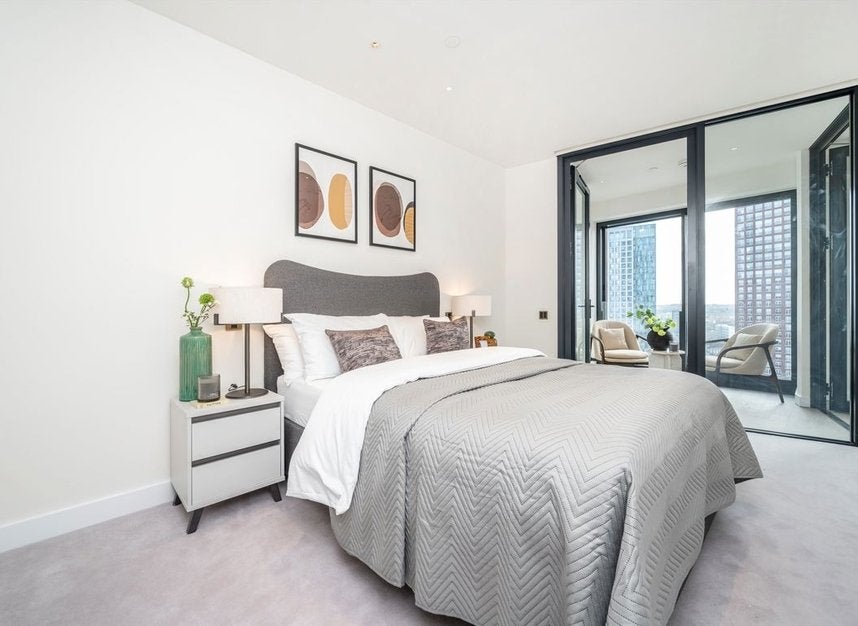 Flat Carnation Way in Greater London