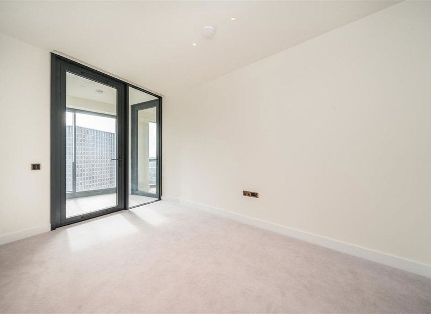 Flat Carnation Way in Greater London