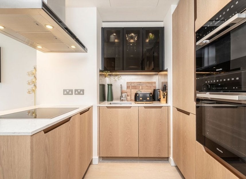Flat Carnation Way in Greater London