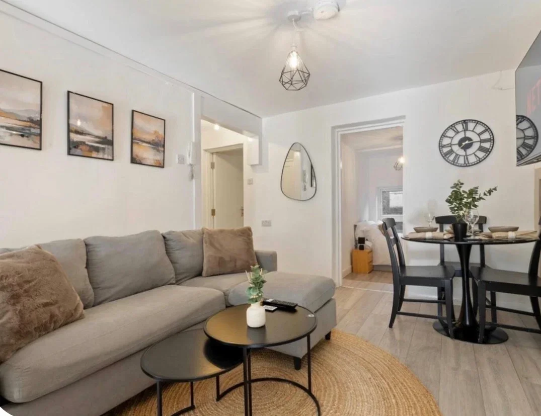 Flat Lewisham Way in Greater London