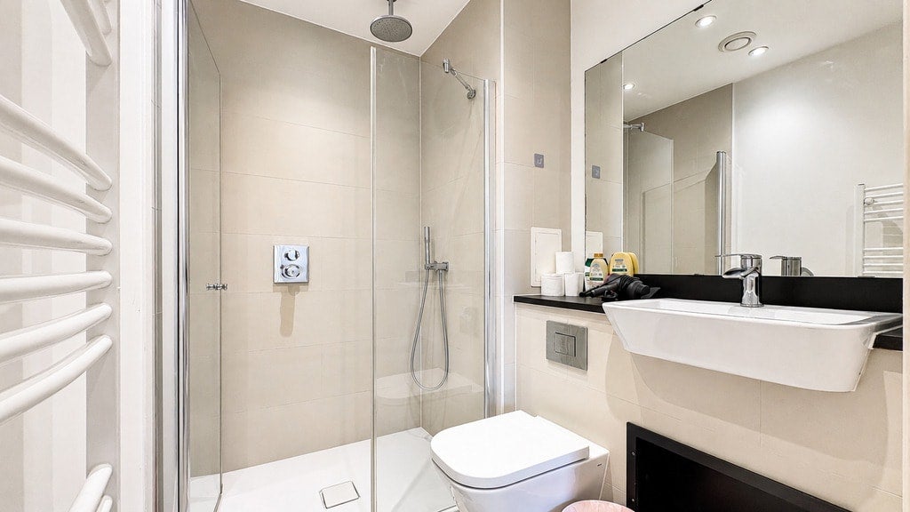 Flat Hannaford Walk in Greater London