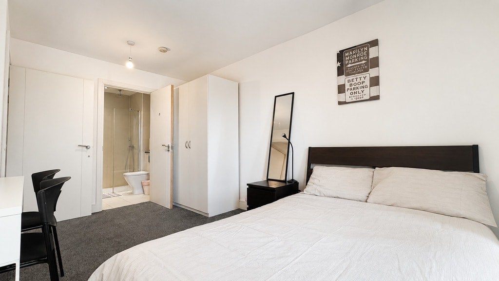 Flat Hannaford Walk in Greater London