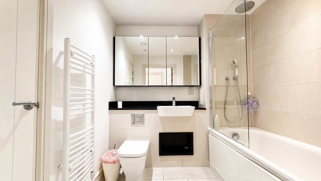 Flat Hannaford Walk in Greater London