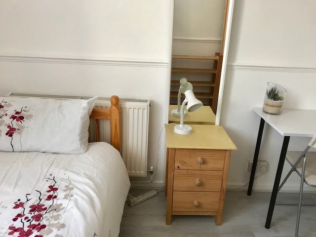 Room Bolingbroke Walk in Greater London