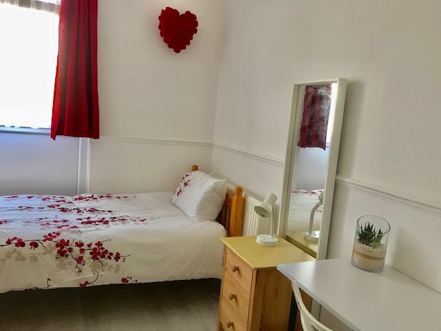 Room Bolingbroke Walk in Greater London