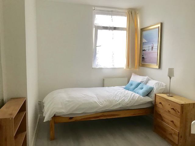 Room Bolingbroke Walk in Greater London