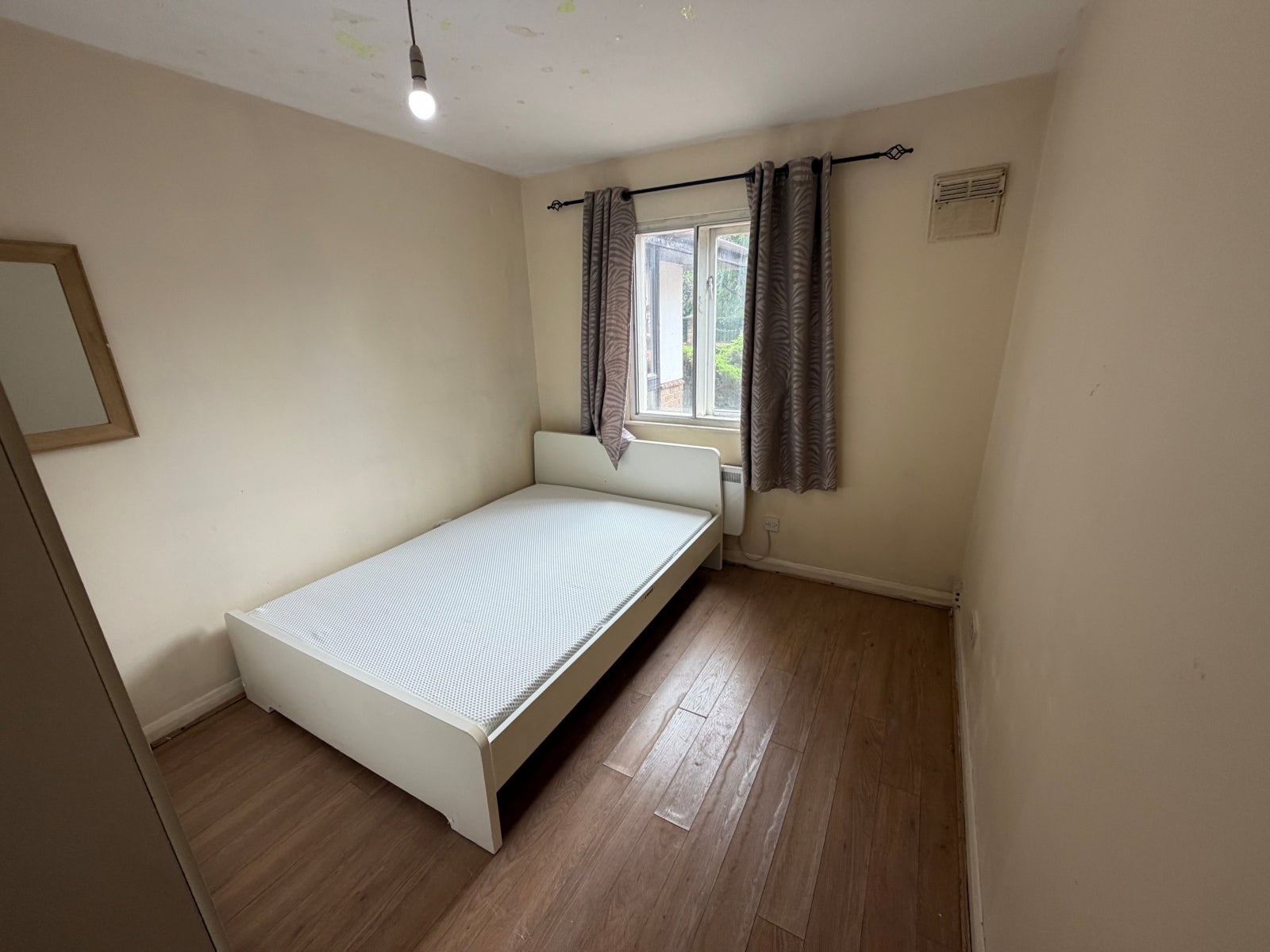 Flat Lampton Road in Greater London