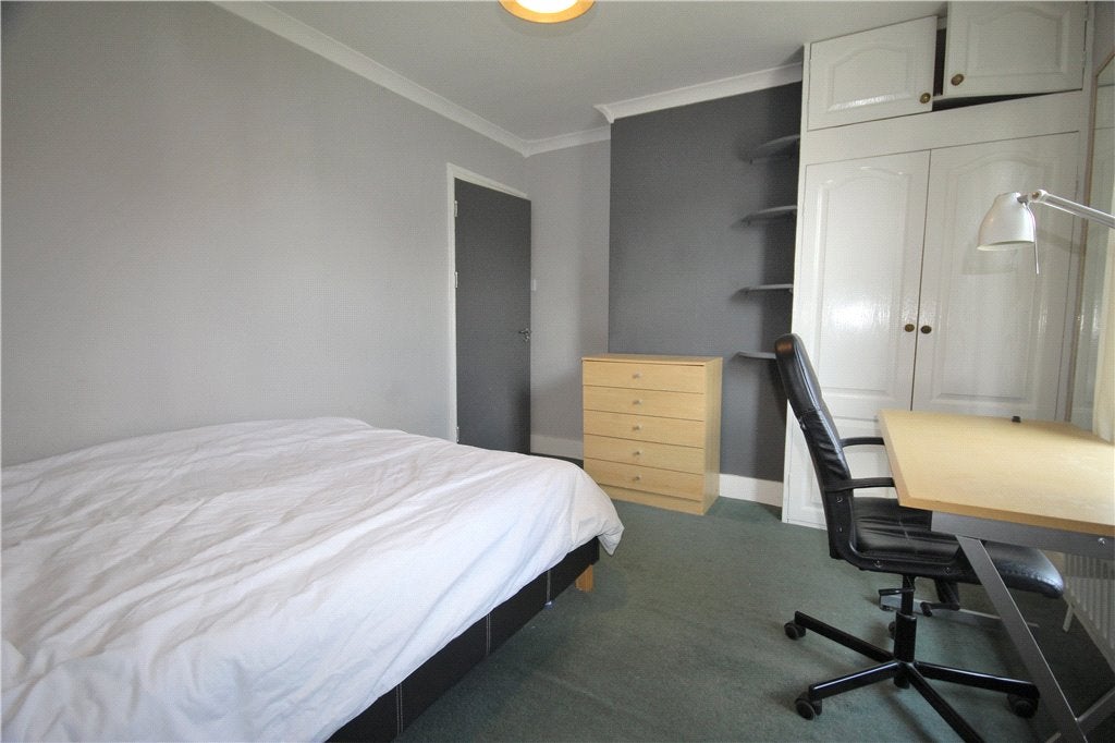Room Queen's Road in Borough of Runnymede