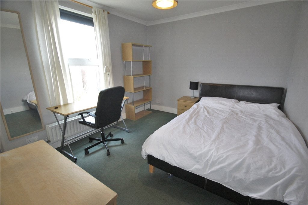 Room Queen's Road in Borough of Runnymede