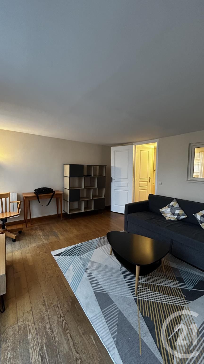 Flat Rue de Chabrol in Paris