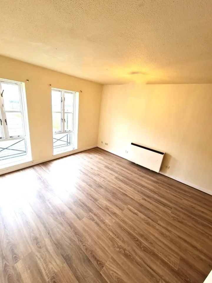 Flat Forsythia Close in Greater London