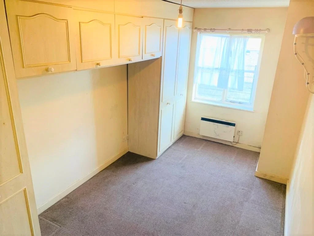 Flat Forsythia Close in Greater London